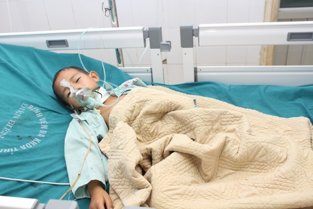 Bệnh nhân Thào A Đa đang được theo dõi, điều trị tích cực tại Bệnh viện Đa khoa tỉnh Điện Biên.