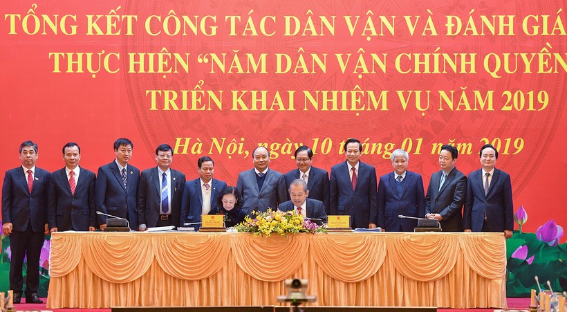 Thủ tướng và các đại biểu chứng kiến lễ Ký kết văn bản Công tác phối hợp giữa Ban cán sự Đảng Chính phủ và Ban cán sự Đảng Ban Dân vận Trung ương.
