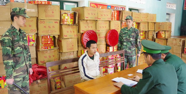 Bắt nhóm người Trung Quốc chuyển 120 thùng pháo nổ vào Việt Nam