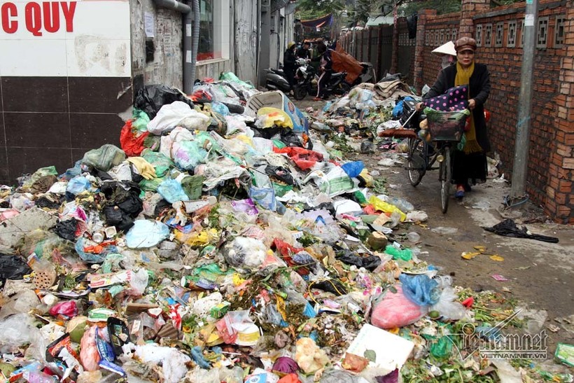 Dân phong tỏa bãi rác Nam Sơn, Hà Nội rác ngập đầy đường 