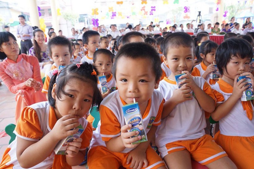 Học sinh mầm non tham gia Chương trình sữa học đường