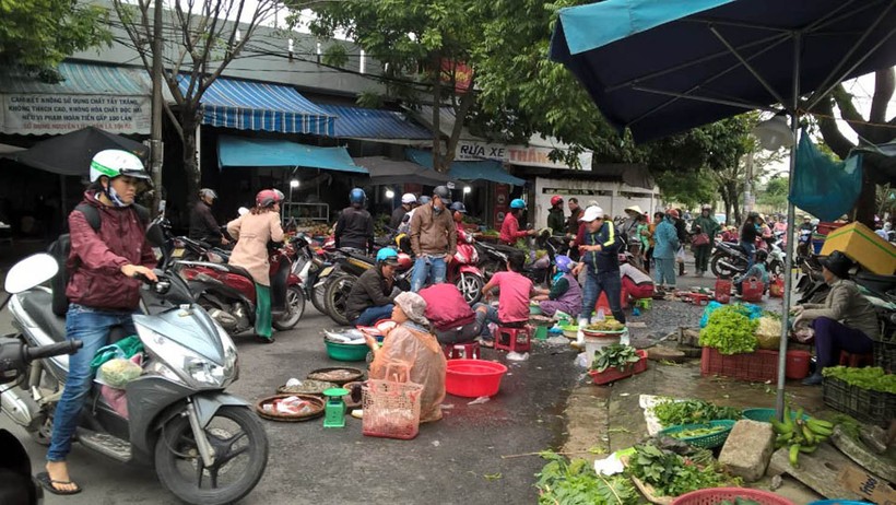 Chợ cá chiếm lòng đường Nguyễn Văn Huyên ngay trước chợ Cẩm Lệ, quận Cẩm Lệ (ảnh chụp ngày 3/1/2019)