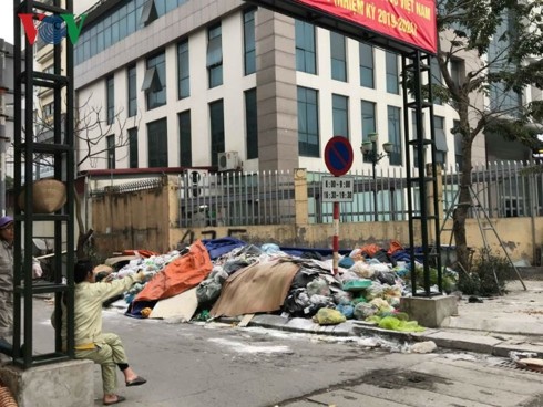 Chặn xe vào bãi rác Nam Sơn: Chính quyền đối thoại, dân chưa tin tưởng