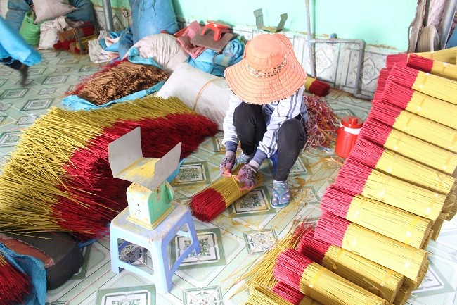 Làng nghề làm hương gần 100 tuổi hối hả đón Tết