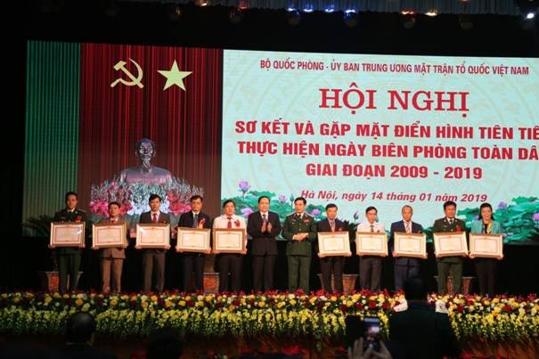 Thượng tướng Phan Văn Giang và ông Trần Thanh Mẫn trao Bằng Khen của Chính phủ cho các cá nhân và tập thể có thành tích xuất sắc trong thực hiện Ngày Biên phòng toàn dân giai đoạn 2009-2019.