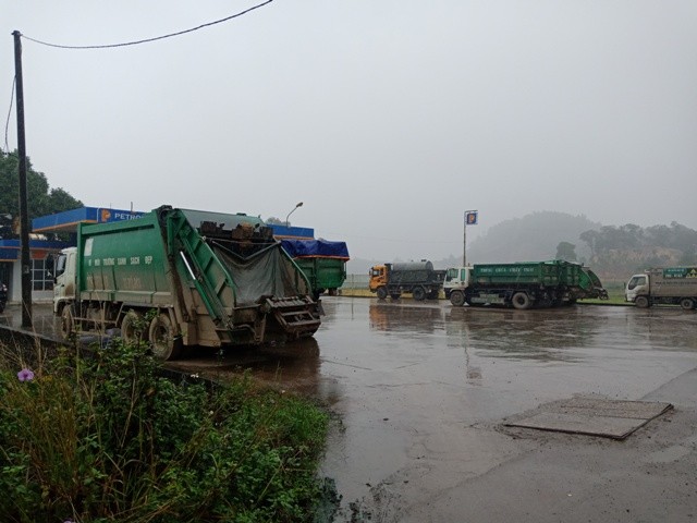 Dân tiếp tục “chốt chặn” không cho xe rác vào bãi rác Nam Sơn