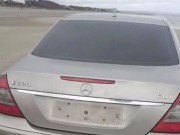 Người đàn ông tự đốt xe Mercedes của mình... cho vui
