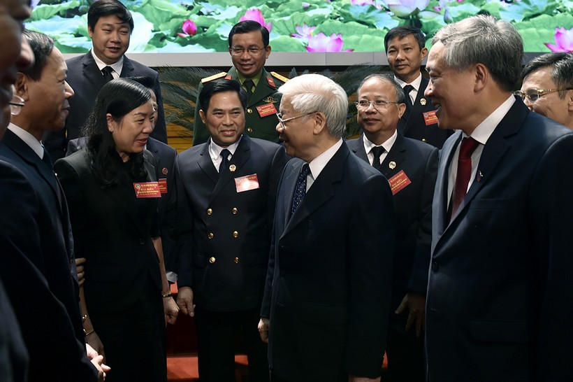 Tổng Bí thư, Chủ tịch nước Nguyễn Phú Trọng trao đổi với các đại biểu dự hội nghị