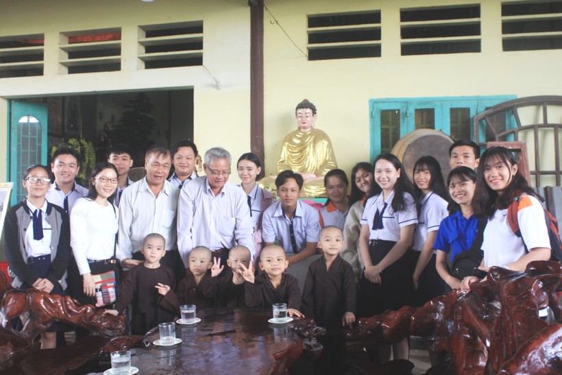 Thầy và trò Trường THCS-THPT Đào Duy Anh thăm các chú tiểu mồ côi được nuôi dưỡng, chăm sóc tại Tịnh thất Bồng Lai