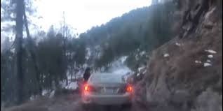 Video: Kinh hoàng chiếc xe rơi khỏi vách núi khi hành khách làm chuyện này