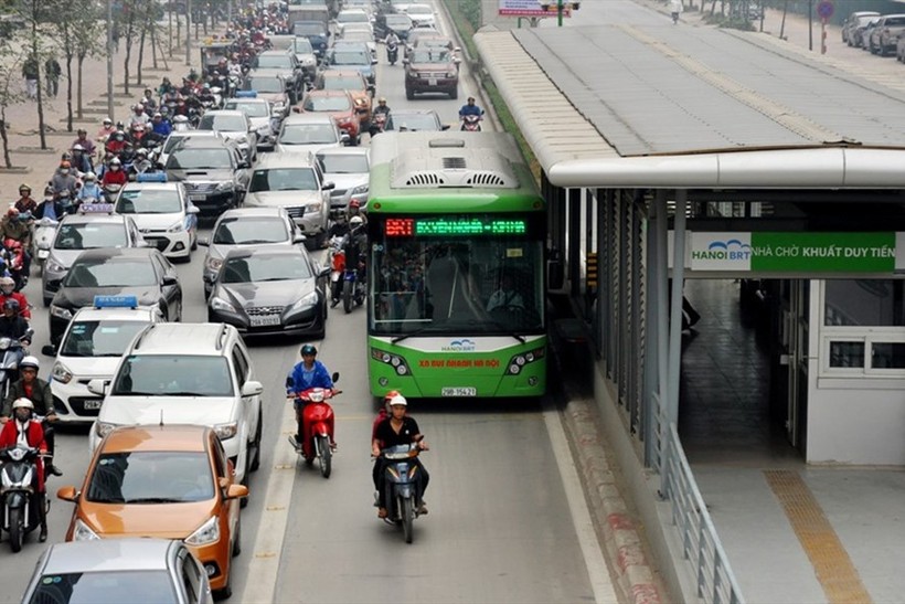 Xe BRT được bố trí làn đường riêng chiếm 1/3 mặt đường, trong khi lưu lượng giao thông trên tuyến rất lớn, nên thường xuyên gây ùn tắc