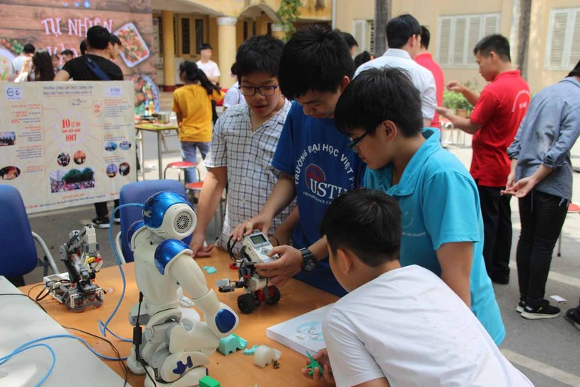 Chương trình môn Công nghệ mới hướng tới phát triển hình thành và phát triển năng lực công nghệ cho HS (ảnh: Các em HS Hà Nội hào hứng tham gia Ngày hội STEM 2018)