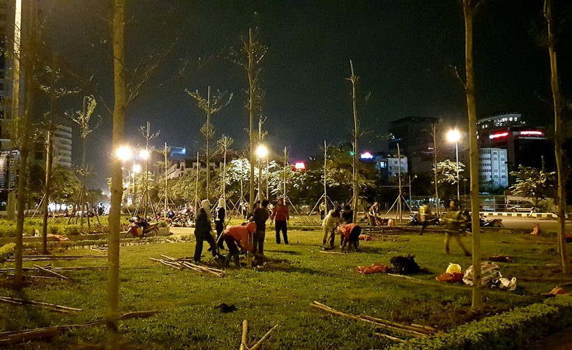 Công nhân Công ty TNHH MTV Công viên Cây xanh Hà Nội làm việc trong đêm thực hiện dự án trồng một triệu cây xanh