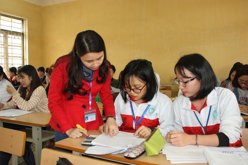SV Khoa Toán - Trường ĐH Sư phạm - ĐH Thái Nguyên làm việc nhóm dưới sự hướng dẫn của giảng viên