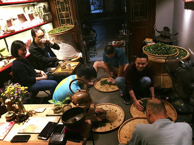 Khách hàng trải nghiệm quá trình làm trà thủ công cùng anh Nguyễn Việt Hùng