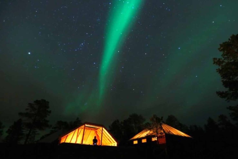 Ánh sáng từ trường được nhìn thấy ở một trại núi phía Bắc Vòng Bắc Cực, gần làng Mestervik của Canada vào ngày 1/10/2014.