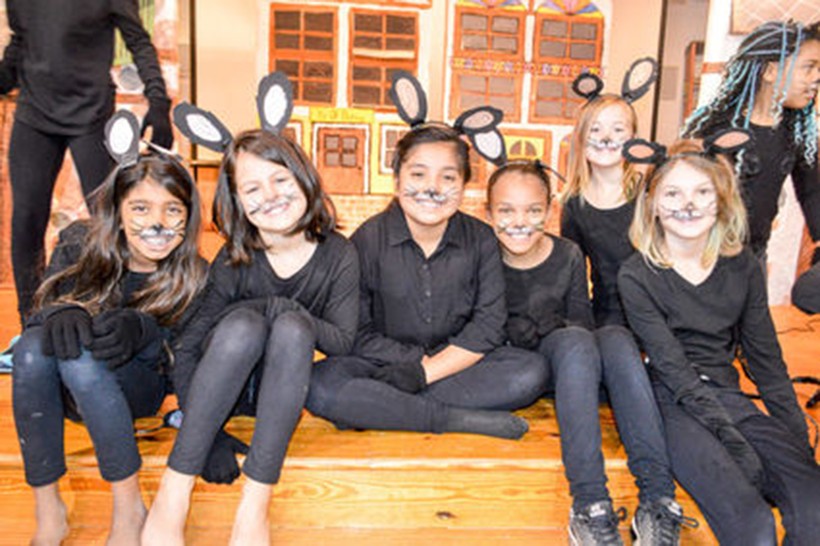 Các em HS lớp Bốn của Trường Tiểu học Brevard tạo dáng sau buổi biểu diễn vở nhạc kịch “Chuột!”