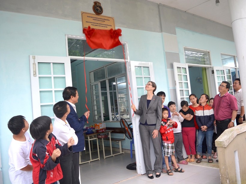Đại sứ Đặc mệnh Toàn quyền Canada tại Việt Nam bàn giao hai phòng học dành cho nạn nhân chất độc da cam và trẻ em nghèo bất hạnh TP Đà Nẵng