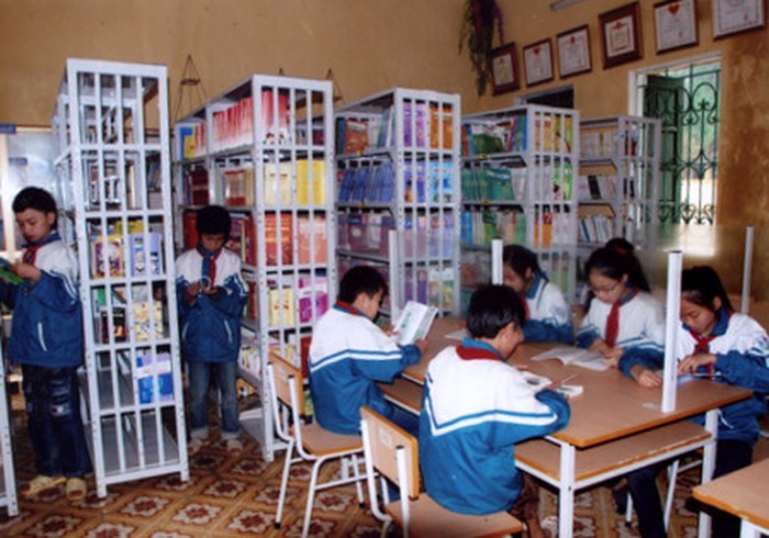 Học sinh đọc sách trong thư viện nhà trường