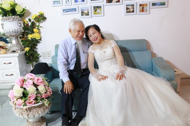 Bộ ảnh cưới đáng mơ ước của cô dâu 77 tuổi và chú rể 86 tuổi