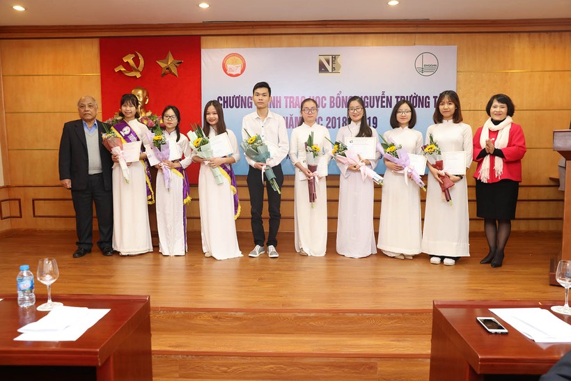 Các sinh viên nhận học bổng Nguyễn Trường Tộ