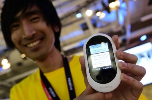 Nhân viên của Công ty Sourcenext đang giới thiệu thiết bị dịch thuật cầm tay Pocketalk, tại CES 2019.