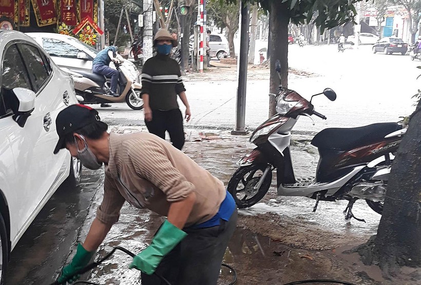 Một điểm rửa xe tự phát trên vỉa hè tại ngã tư giao nhau giữa đường Phan Chu Trinh và Trần Hưng Đạo (TP Vinh)