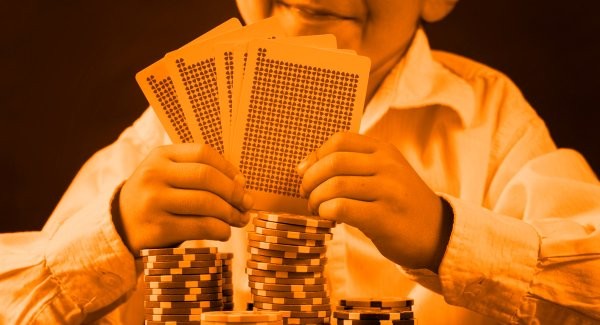 Chơi cờ bạc trước mặt con trẻ, cha mẹ dễ đẩy con vào đường phạm pháp