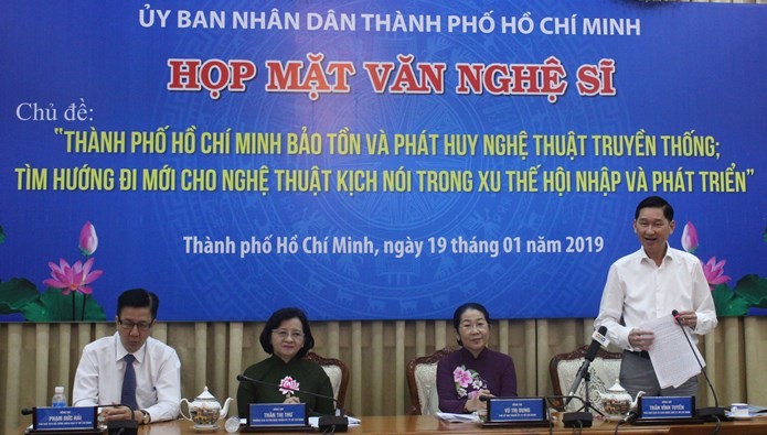 Phó Chủ tịch UBND TPHCM Trần Vĩnh Tuyến chỉ đạo Sở Văn hóa - Thể thao TPHCM sớm có những tham mưu hỗ trợ hợp lý sân khấu TP phát triển.