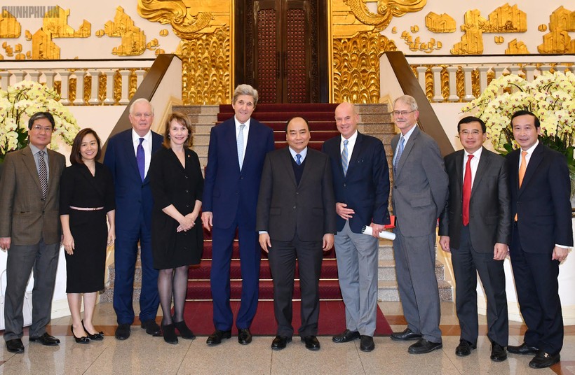 Thủ tướng Nguyễn Xuân Phúc và cựu Ngoại trưởng Hoa Kỳ John Kerry cùng các đại biểu tại buổi tiếp