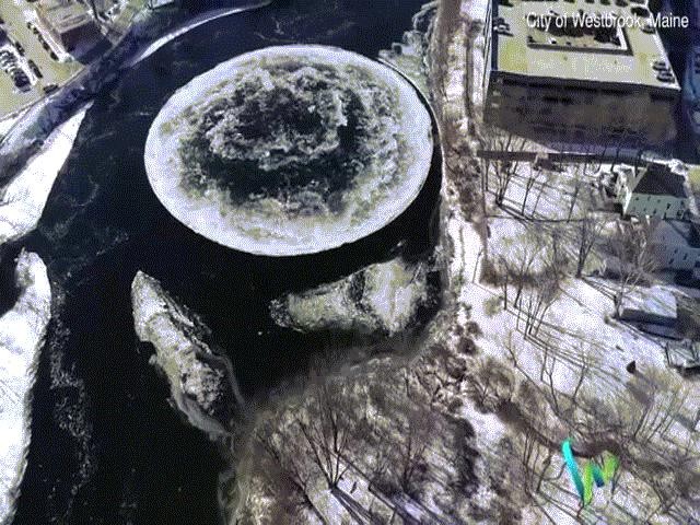 Vòng tròn băng khổng lồ như đĩa bay UFO lộ diện trên sông Mỹ