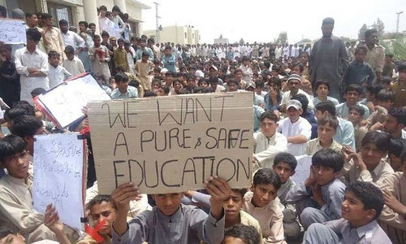 Người biểu tình ở Pakistan với dòng chữ viết trên tấm bìa cát tông, yêu cầu chính phủ phải cung cấp một nền GD thuần túy và an toàn