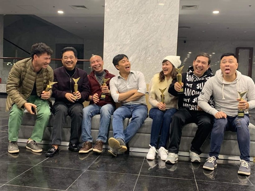 Các “ông Táo” và “bà Táo” cùng đạo diễn Đỗ Thanh Hải vui đùa trước giờ luyện tập cho chương trình Táo quân 2019