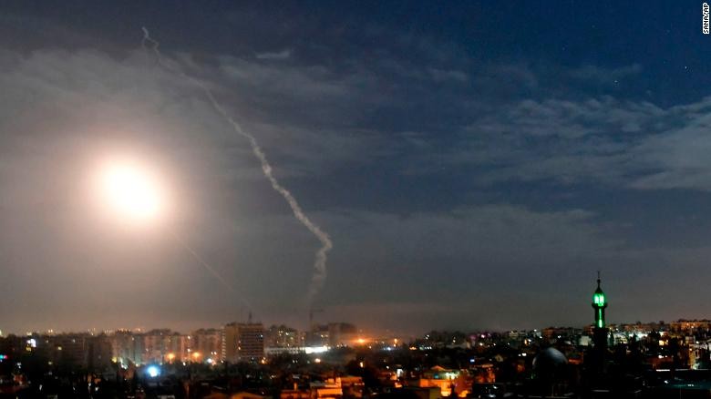 Tên lửa bay lên bầu trời gần sân bay quốc tế ở Damascus (Syria)