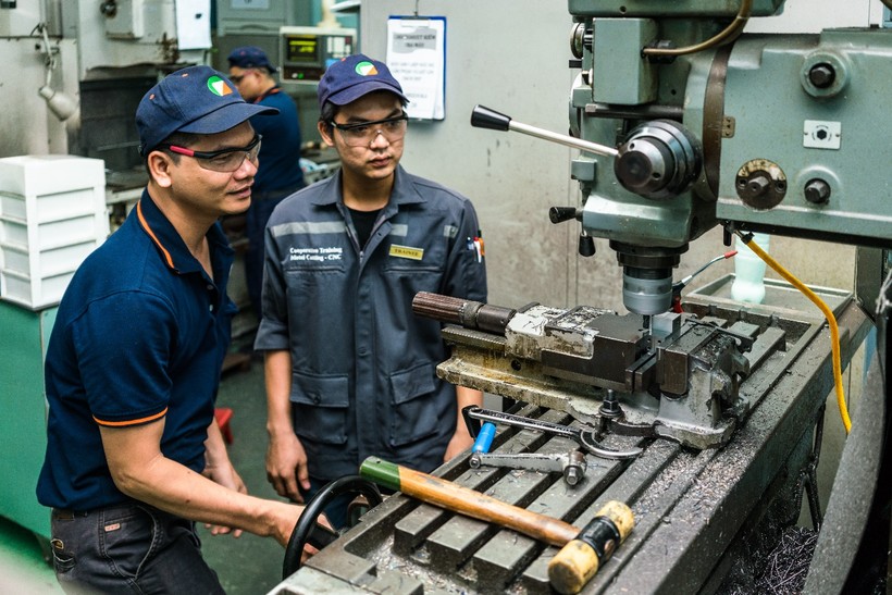 Học viên nghề cắt gọt kim loại - CNC Trường Cao đẳng LILAMA2 nâng cao kỹ năng thực hành thông qua giai đoạn đào tạo tại Công ty Ishikawa Seiko.