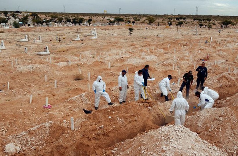 Nhân viên pháp y chôn cất thi thể không có người nhận tại nghĩa trang San Rafael, Ciudad Juarez (Mexico)