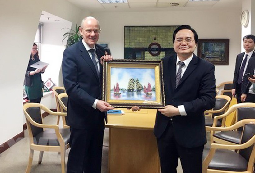 Bộ trưởng Bộ GD&ĐT Phùng Xuân Nhạ tặng quà lưu niệm cho Quốc vụ khanh Bộ Giáo dục Anh Nick Gibb