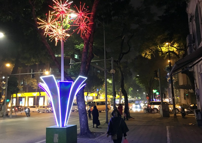 Lung linh hệ thống đèn hoa trên phố Ngô Quyền (Hà Nội)