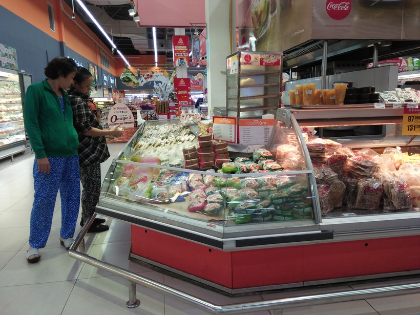  Người tiêu dùng thận trọng với thực phẩm không rõ nguồn gốc cuối năm (hình chụp tại siêu thị)