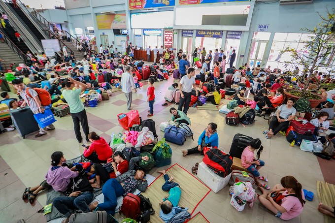 Hàng nghìn người về Tết vạ vật ở ga Sài Gòn vì tàu trật bánh 