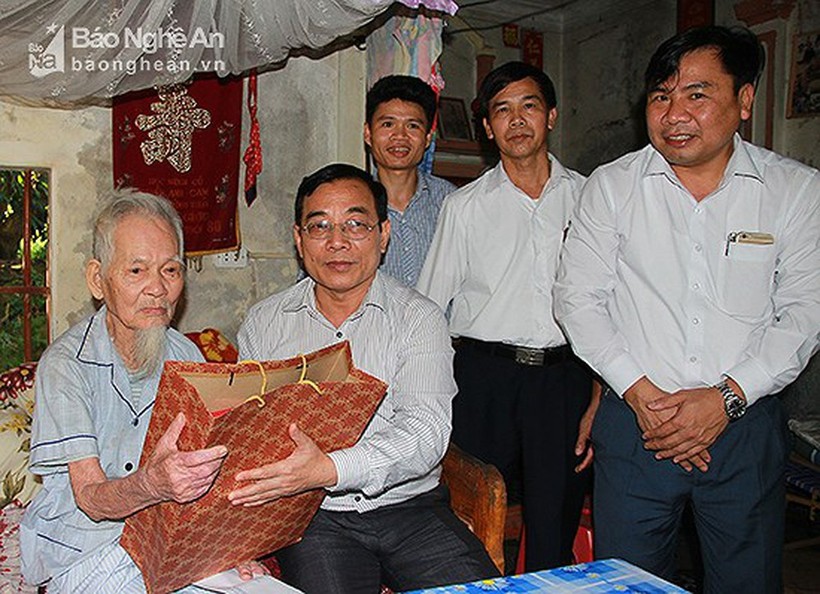 Chủ tịch Ủy ban MTTQ Nguyễn Văn Huy thăm và tặng hoa chúc mừng thầy giáo Tô Sỹ Giơu nguyên Hiệu Phó trường Sư phạm Miền Núi nhân ngày 20/11. Ảnh: Chu Thanh