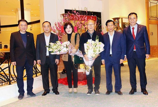 HLV Park Hang Seo nhận quà từ Thủ tướng trước khi về nước ăn Tết