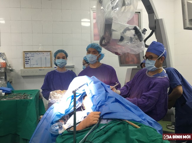 Lần đầu tiên ở Việt Nam: Bệnh nhân vừa phẫu thuật não vừa… hát