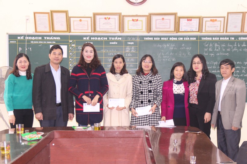 Công đoàn GD Nghệ An tặng quà cho GV khó khăn tại Trường THPT DL Nguyễn Huệ (TP Vinh)