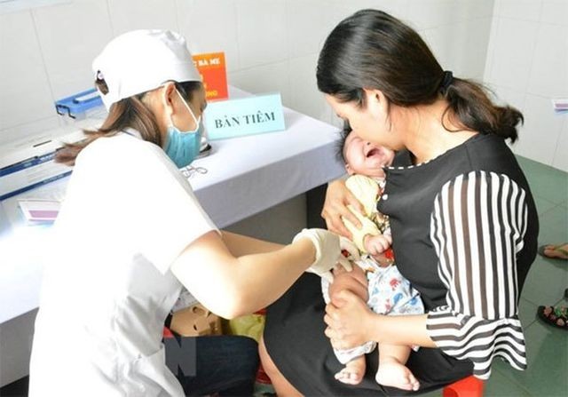 Tiêm vắc xin Combe Five, hơn 200 trẻ miền Tây nhập viện theo dõi
