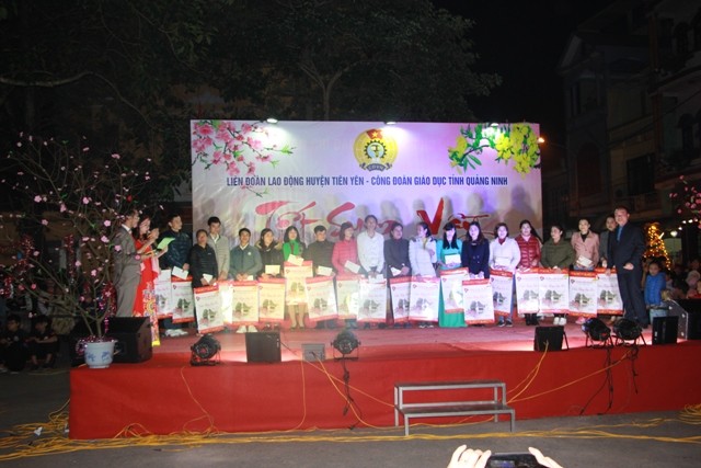 Lãnh đạo Liên đoàn Lao động tỉnh trao quà Tết cho các cán bộ giáo viên huyện Tiên Yên.