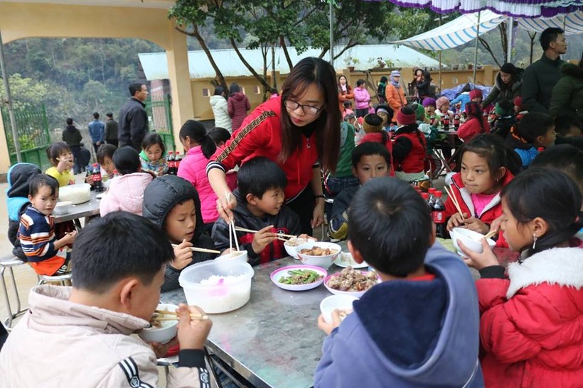 Tất niên cho học sinh Trường Tiểu học số 2 thị trấn Mường Khương