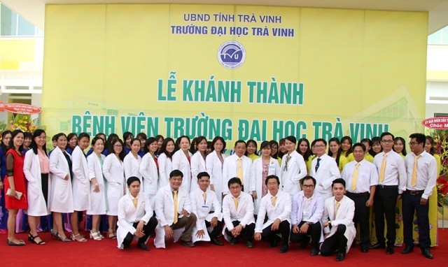 Các y bác sĩ và đội ngũ cán bộ trẻ của Bệnh viện Trường Đại học Trà Vinh