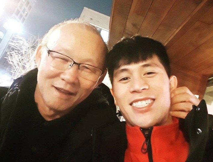 HLV Park Hang Seo đến thăm Đình Trọng, selfie cùng học trò cưng