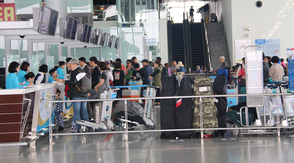 Sân bay Nội Bài tiếp tục phân luồng, hạn chế người đưa tiễn